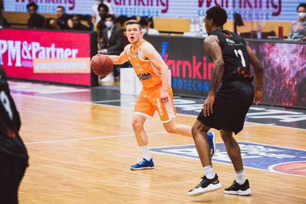 easyCredit BBL 27 Matchday RASTA Vechta vs NINERS Chemnitz, 10 04 2021 Jannes Hundt RASTA Vechta, 20 , Isiaha Mike NINERS Chemnitz, 11 easyCredit BBL 27 Matchday RASTA Vechta vs NINERS Chemnitz on 10 04 2021 in Vechta RASTA Dome , Germany, Copyright: xBEAUTIFULxSPORTS Neddermannx