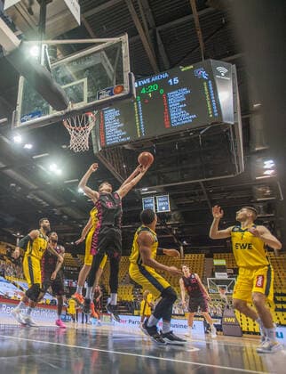 GER, Basketball, EWE Baskets Oldenburg vs Telekom Baskets Bonn 10 04 2021, EWE Arena, Oldenburg, GER, easy Credit BBL, EWE Baskets Oldenburg vs Telekom Baskets Bonn, in picture Strahinja MICOVIC Telekom Baskets Bonn 4 Philipp SCHWETHELM EWE Baskets Oldenburg 33 Martin BREUNING EWE Baskets Oldenburg 12 Phil PRESSEY EWE Baskets Oldenburg 25 Sebastian HERRERA EWE Baskets Oldenburg 7 nordphotoxRojahn nph00310