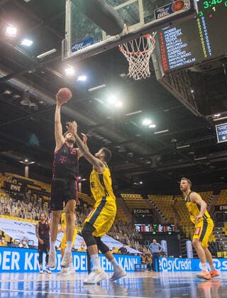 GER, Basketball, EWE Baskets Oldenburg vs Telekom Baskets Bonn 10 04 2021, EWE Arena, Oldenburg, GER, easy Credit BBL, EWE Baskets Oldenburg vs Telekom Baskets Bonn, in picture Leon KRATZER Telekom Baskets Bonn 21 Martin BREUNING EWE Baskets Oldenburg 12 Philipp SCHWETHELM EWE Baskets Oldenburg 33 nordphotoxRojahn nph00310