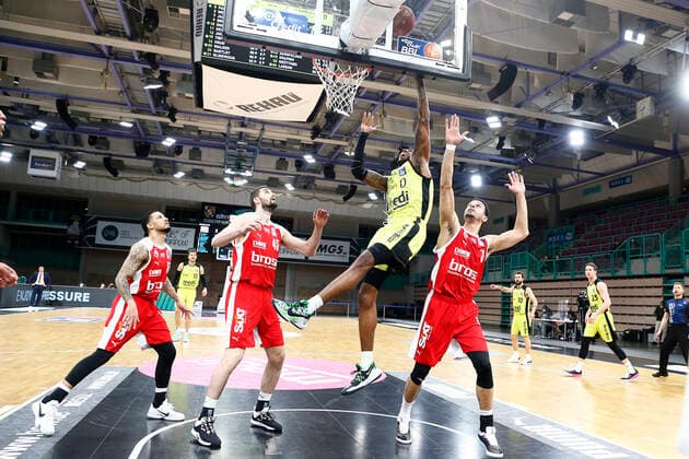27 Matchday of the easyCredit BBL Basketball Bundesliga on 10 April 2021in the Oberfrankenhalle in Bayreuth Bavaria Germany Season 2020 2021 Medi Bayreuth vs Brose Bamberg Dererk Pardon Medi Bayreuth 0 center David Kravish Brose Bamberg 45 left