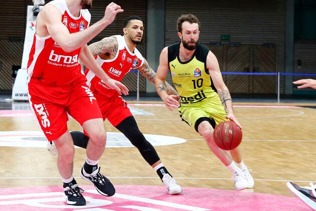 27 Matchday of the easyCredit BBL Basketball Bundesliga on 10 April 2021at the Oberfrankenhalle in Bayreuth Bavaria Germany Season 2020 2021 Medi Bayreuth vs Brose Bamberg Bastian Doreth Medi Bayreuth 10 right Tyler Larson Brose Bamberg 55 left