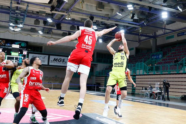 27 Matchday of the easyCredit BBL Basketball Bundesliga on 10 April 2021at the Oberfrankenhalle in Bayreuth Bavaria Germany Season 2020 2021 Medi Bayreuth vs Brose Bamberg Bastian Doreth Medi Bayreuth 10 right David Kravish Brose Bamberg 45 left
