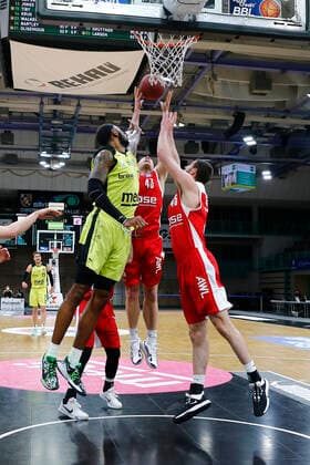 27 Matchday of the easyCredit BBL Basketball Bundesliga on 10 April 2021in the Oberfrankenhalle in Bayreuth Bavaria Germany Season 2020 2021 Medi Bayreuth vs Brose Bamberg Dererk Pardon Medi Bayreuth 0 left Christian Sengfelder Brose Bamberg 43 middle