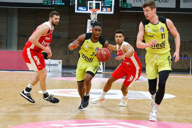 27 Matchday of the easyCredit BBL Basketball Bundesliga on 10 April 2021at the Oberfrankenhalle in Bayreuth Bavaria Germany Season 2020 2021 Medi Bayreuth vs Brose Bamberg Frank Bartley Medi Bayreuth 24 left Kenneth Ogbe Brose Bamberg 25 right