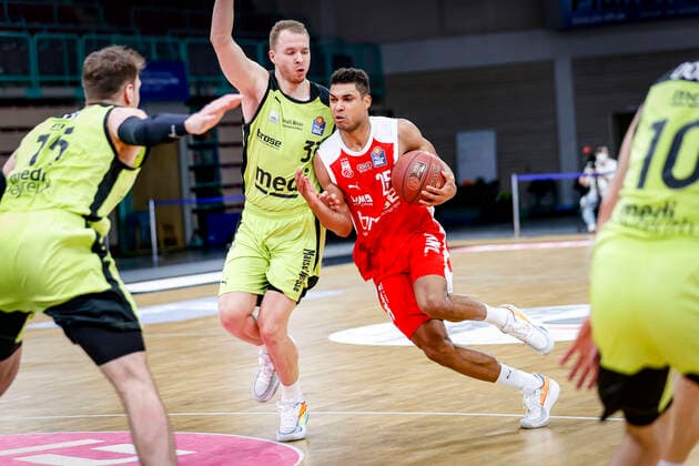 right Kenneth Ogbe Brose Bamberg, 25 left 31 Osvaldas Olisevicius medi Bayreuth medi Bayreuth Brose Bamberg, easyCredit Basketball Bundesliga, Saison 2020 2021, 27 Spieltag, Bayreuth, Germany, Oberfrankenhalle, 10 04 2021 Copyright: DanielxLöb