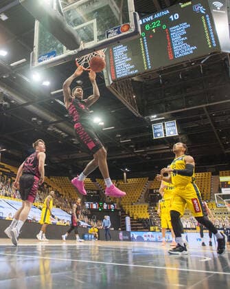 GER, Basketball, EWE Baskets Oldenburg vs Telekom Baskets Bonn 10 04 2021, EWE Arena, Oldenburg, GER, easy Credit BBL, EWE Baskets Oldenburg vs Telekom Baskets Bonn, in the picture the dunk of James THOMPSON IV Telekom Baskets Bonn 3 Simonas LUKOSIUS Telekom Baskets Bonn 32 Phil PRESSEY EWE Baskets Oldenburg 25 nordphotoxRojahn nph00310