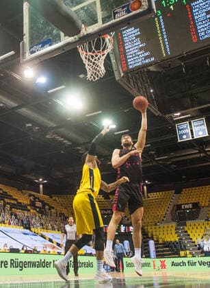 GER, Basketball, EWE Baskets Oldenburg vs Telekom Baskets Bonn 10 04 2021, EWE Arena, Oldenburg, GER, easy Credit BBL, EWE Baskets Oldenburg vs Telekom Baskets Bonn, in picture Leon KRATZER Telekom Baskets Bonn 21 Martin BREUNING EWE Baskets Oldenburg 12 nordphotoxRojahn nph00310