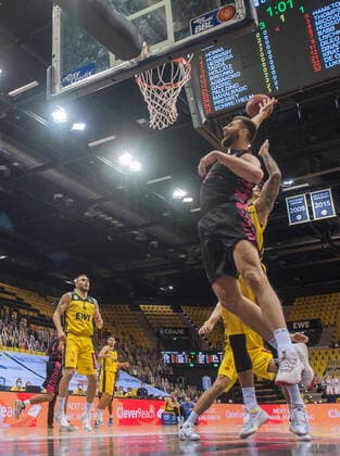 GER, Basketball, EWE Baskets Oldenburg vs Telekom Baskets Bonn 10 04 2021, EWE Arena, Oldenburg, GER, easy Credit BBL, EWE Baskets Oldenburg vs Telekom Baskets Bonn, in picture Leon KRATZER Telekom Baskets Bonn 21 Martin BREUNING EWE Baskets Oldenburg 12 nordphotoxRojahn nph00310