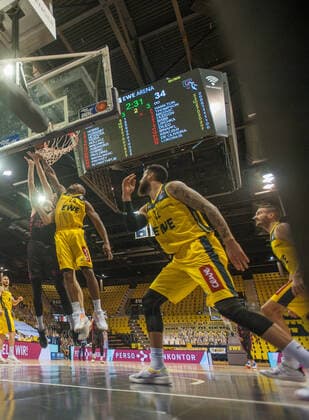 GER, Basketball, EWE Baskets Oldenburg vs Telekom Baskets Bonn 10 04 2021, EWE Arena, Oldenburg, GER, easy Credit BBL, EWE Baskets Oldenburg vs Telekom Baskets Bonn, in picture Strahinja MICOVIC Telekom Baskets Bonn 4 Rickey PAULDING EWE Baskets Oldenburg 23 Martin BREUNING EWE Baskets Oldenburg 12 nordphotoxRojahn nph00310