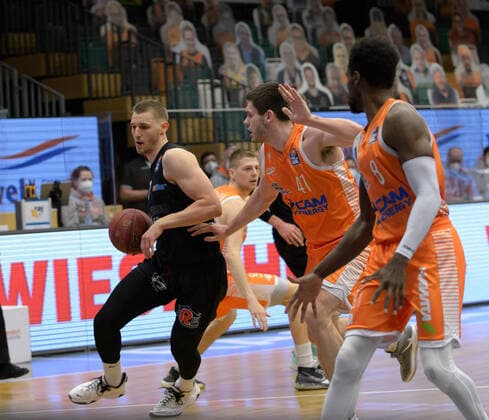 Jonas RICHTER 7 Niners Chemnitz , Will VORHEES 41 Rasta Vechta Rasta Vechta vs Niners Chemnitz, basketball, easyCredit BBL Bundesliga, 10 04 2021, 27 matchday, season 2020 2021 Copyright xErikxHillmer EIBNERx EP ehr Rasta Vechta vs Niners Chemnitz, basketball, easyCredit BBL Bundesliga, 10 04 2021, 27 matchday, season 2020 2021 Vechta Copyright: xErikxHillmer EIBNERx EP_ehr