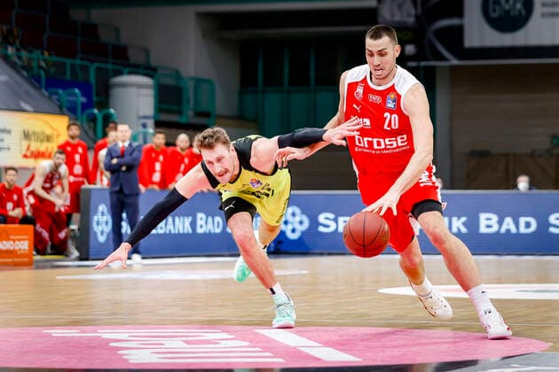right Chase Fieler Brose Bamberg, 20 left 15 Matthew Tiby medi Bayreuth medi Bayreuth Brose Bamberg, easyCredit Basketball Bundesliga, Saison 2020 2021, 27 Spieltag, Bayreuth, Germany, Oberfrankenhalle, 10 04 2021 Copyright: DanielxLöb