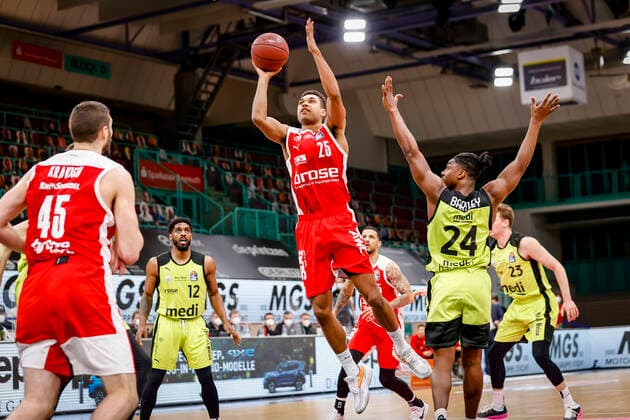 left Kenneth Ogbe Brose Bamberg, 25 right 24 Frank Bartley medi Bayreuth medi Bayreuth Brose Bamberg, easyCredit Basketball Bundesliga, Saison 2020 2021, 27 Spieltag, Bayreuth, Germany, Oberfrankenhalle, 10 04 2021 Copyright: DanielxLöb
