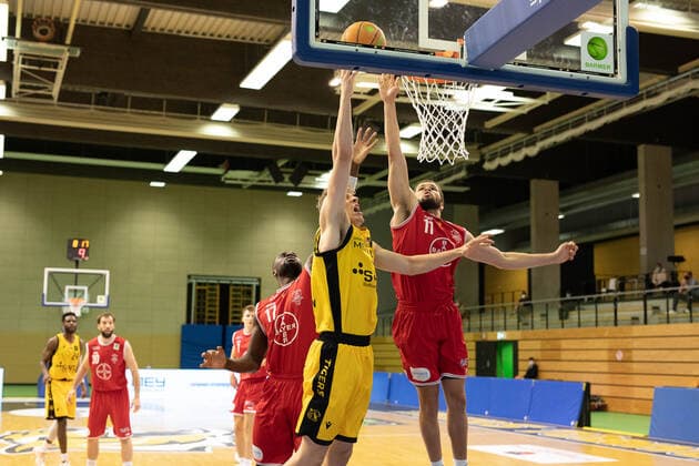 Jekabs Beck Tigers Tübingen, 15 Sheldon Eberhardt Bayer Giants Leverkusen, 11 ¨¨¨Tigers Tübingen vs Bayer Giants Leverkusen, 2 Basketball, Bundesliga, Pro A, Barmer 2 Basketball, Spieltag 30, Spielzeit 2020 2021, 10 04 2021, ¨¨Tigers Tübingen Bayer Giants Leverkusen, Basketball, 2 Bundesliga, Barmer 2 Basketball, Spieltag 30, Spielzeit 2020 2021, 10 04 2021 Rottenburg am Neckar. Copyright: xNinaxSander xEibnerxPressefotoxIx EP_NSR