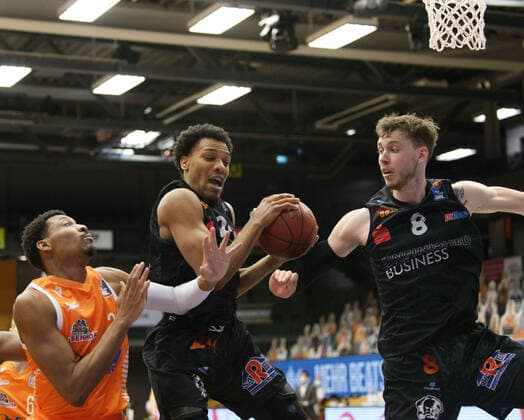 Sha™Markus Sha Markus KENNEDY 3 Rasta Vechta , George KING 24 Niners Chemnitz , Jan Niklas WIMBERG 8 Niners Chemnitz fight for the ball Rasta Vechta vs Niners Chemnitz, Basketball, easyCredit BBL Bundesliga, 10 04 2021, 27 Matchday, Season 2020 2021 Copyright xErikxHillmer EIBNERx EP ehr Rasta Vechta vs Niners Chemnitz, Basketball, easyCredit BBL Bundesliga, 10 04 2021, 27 Matchday, Season 2020 2021 Vechta Copyright: xErikxHillmer EIBNERx EP_ehr
