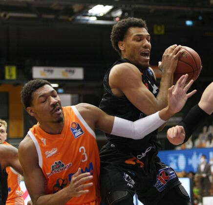 Sha™Markus Sha Markus KENNEDY 3 Rasta Vechta , George KING 24 Niners Chemnitz , Jan Niklas WIMBERG 8 Niners Chemnitz fight for the ball Rasta Vechta vs Niners Chemnitz, Basketball, easyCredit BBL Bundesliga, 10 04 2021, 27 Matchday, Season 2020 2021 Copyright xErikxHillmer EIBNERx EP ehr Rasta Vechta vs Niners Chemnitz, Basketball, easyCredit BBL Bundesliga, 10 04 2021, 27 Matchday, Season 2020 2021 Vechta Copyright: xErikxHillmer EIBNERx EP_ehr