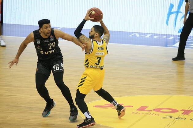 DEU, GER, easyCredit BBL, ALBA vs Hamburg, 10 04 2021, Mercedes Benz Arena, Berlin, DEU, GER, easyCredit BBL, ALBA vs Hamburg, in picture Peyton Siva ALBA Berlin 3 , Marvin Ogunsipe Hamburg Towers 26 nordphotoxGmbHx xEngler nph00076
