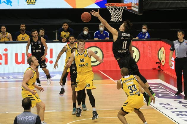 DEU, GER, easyCredit BBL, ALBA vs Hamburg, 10 04 2021, Mercedes Benz Arena, Berlin, DEU, GER, easyCredit BBL, ALBA vs Hamburg, in picture Luke Sikma ALBA Berlin 43 , Ben Lammers ALBA Berlin 50 , Jayson Granger ALBA Berlin 33 Maik Kotsar Hamburg Towers 11 nordphotoxGmbHx xEngler nph00076