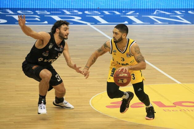 DEU, GER, easyCredit BBL, ALBA vs Hamburg, 10 04 2021, Mercedes Benz Arena, Berlin, DEU, GER, easyCredit BBL, ALBA vs Hamburg, pictured Peyton Siva ALBA Berlin 3 , Max DiLeo Hamburg Towers 3 nordphotoxGmbHx xEngler nph00076