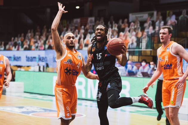 easyCredit BBL 27 Matchday RASTA Vechta vs NINERS Chemnitz, 10 04 2021 Stefan Peno RASTA Vechta, 4 , Marcus Thornton NINERS Chemnitz, 15 easyCredit BBL 27 Matchday RASTA Vechta vs NINERS Chemnitz on 10 04 2021 in Vechta RASTA Dome , Germany, Copyright: xBEAUTIFULxSPORTS Neddermannx