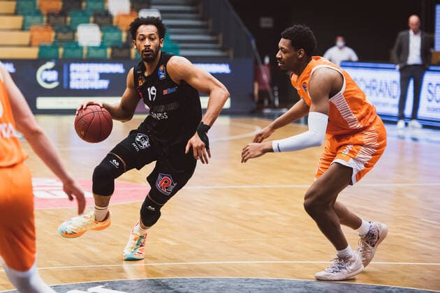 easyCredit BBL 27 Matchday RASTA Vechta vs NINERS Chemnitz, 10 04 2021 Johnathan Williams NINERS Chemnitz, 19 , ShaMarkus Kennedy RASTA Vechta, 3 easyCredit BBL 27 Matchday RASTA Vechta vs NINERS Chemnitz on 10 04 2021 in Vechta RASTA Dome , Germany, Copyright: xBEAUTIFULxSPORTS Neddermannx