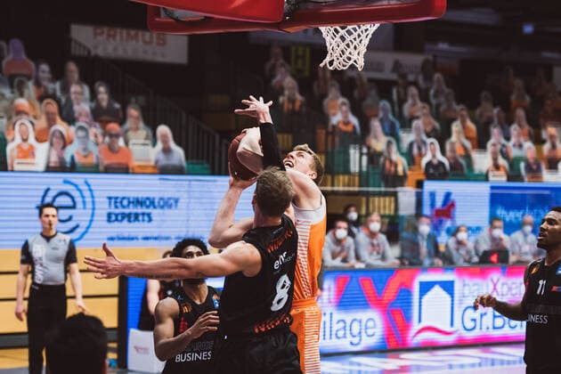 easyCredit BBL 27 Matchday RASTA Vechta vs NINERS Chemnitz, 10 04 2021 Jan Niklas Wimberg NINERS Chemnitz, 8 , Bjoern Thomas Rohwer RASTA Vechta, 22 easyCredit BBL 27 Matchday RASTA Vechta vs NINERS Chemnitz on 10 04 2021 in Vechta RASTA Dome , Germany, Copyright: xBEAUTIFULxSPORTS Neddermannx
