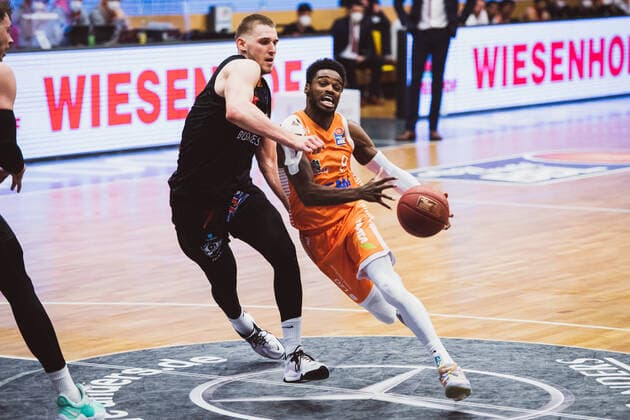 easyCredit BBL 27 Matchday RASTA Vechta vs NINERS Chemnitz, 10 04 2021 Jonas Richter NINERS Chemnitz, 7 , Joshua Adam Young RASTA Vechta, 8 easyCredit BBL 27 Matchday RASTA Vechta vs NINERS Chemnitz on 10 04 2021 in Vechta RASTA Dome , Germany, Copyright: xBEAUTIFULxSPORTS Neddermannx