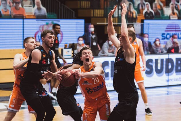 easyCredit BBL 27 Matchday RASTA Vechta vs NINERS Chemnitz, 10 04 2021 Jan Niklas Wimberg NINERS Chemnitz, 8 , Jannes Hundt RASTA Vechta, 20 , Jonas Richter NINERS Chemnitz, 7 easyCredit BBL 27 Matchday RASTA Vechta vs NINERS Chemnitz on 10 04 2021 in Vechta RASTA Dome , Germany, Copyright: xBEAUTIFULxSPORTS Neddermannx
