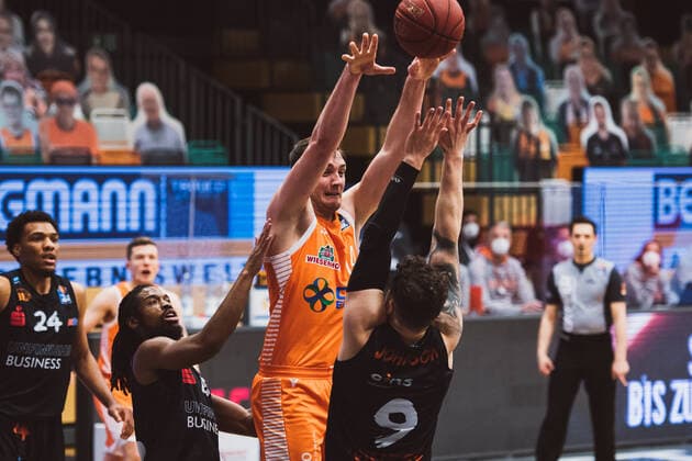 easyCredit BBL 27 Matchday RASTA Vechta vs NINERS Chemnitz, 10 04 2021 Marcus Thornton NINERS Chemnitz, 15 , Philipp Herkenhoff RASTA Vechta, 14 , Dominique Johnson NINERS Chemnitz, 9 easyCredit BBL 27 Matchday RASTA Vechta vs NINERS Chemnitz on 10 04 2021 in Vechta RASTA Dome , Germany, Copyright: xBEAUTIFULxSPORTS Neddermannx