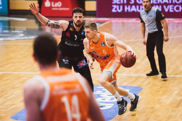 easyCredit BBL 27 Matchday RASTA Vechta vs NINERS Chemnitz, 10 04 2021 Dominique Johnson NINERS Chemnitz, 9 , Tim Hasbargen RASTA Vechta, 6 easyCredit BBL 27 Matchday RASTA Vechta vs NINERS Chemnitz on 10 04 2021 in Vechta RASTA Dome , Germany, Copyright: xBEAUTIFULxSPORTS Neddermannx