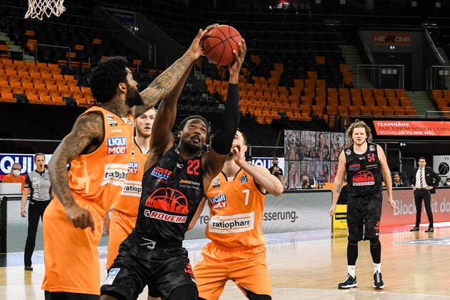 GER, BBL, ratiopharm ulm vs JobStairs GIESSEN 46ers 27 02 2021, ratiopharm arena, Neu Ulm, GER, BBL, ratiopharm ulm vs JobStairs GIESSEN 46ers, pictured Cameron Clark Ulm, 3 , Chad Brown Giessen, 22 nordphotoxGmbHx xHafner nph00200
