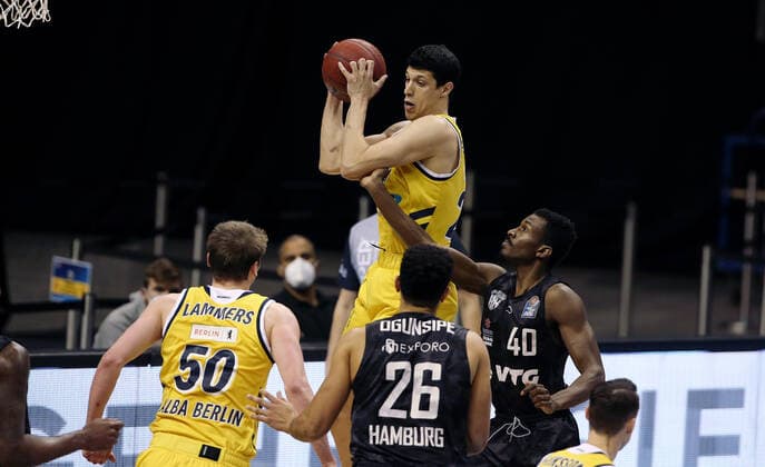 Ben Lammers, Simone Fontecchio, Marvin Ogunsipe, Zac Cuthbertson Action Game Scene Duel Sports Basketball BBL Bundesliga Men Season 2020 2021 10 04 2021 ALBA Berlin vs Hamburg Towers