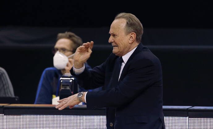 Coach Aito Garcia Reneses pointing, gesticulating facial expressions dissatisfied Sports Basketball BBL Bundesliga Mens Season 2020 2021 10 04 2021 ALBA Berlin vs Hamburg Towers