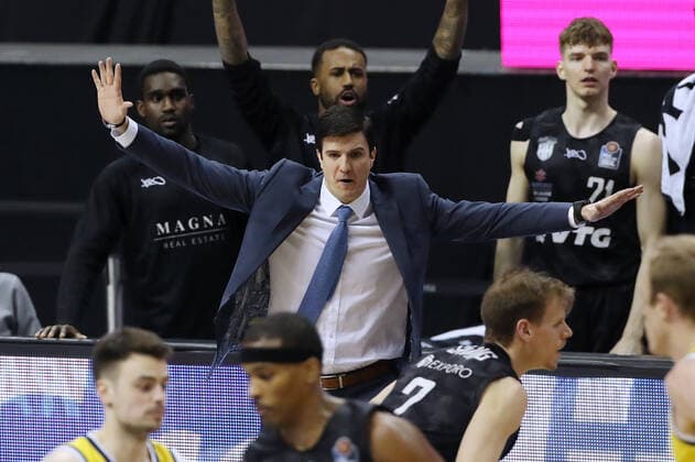 Coach Pedro Calles action upper body upper body sports basketball BBL Bundesliga men season 2020 2021 10 04 2021 ALBA Berlin vs Hamburg Towers
