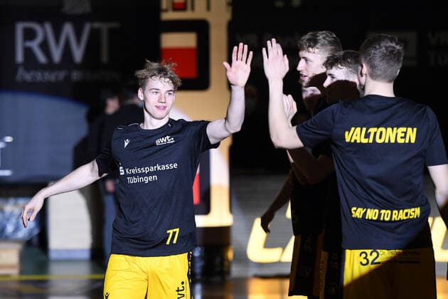 Basketball 2 Bundesliga 2020 2021 30 Matchday in Rottenburg in the Volksbank Arena 10 04 2021 Tigers Tuebingen Bayer Giants Leverkusen Timo Lanmueller li, Tigers Tuebingen during the run in