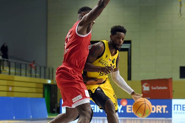 Basketball 2 Bundesliga 2020 2021 30 Matchday in Rottenburg at Volksbank Arena 10 04 2021 Tigers Tuebingen Bayer Giants Leverkusen Roland Nyama r, Tigers Tuebingen in duel with Eddy Edigin Jr li, Bayer Giants Leverkusen