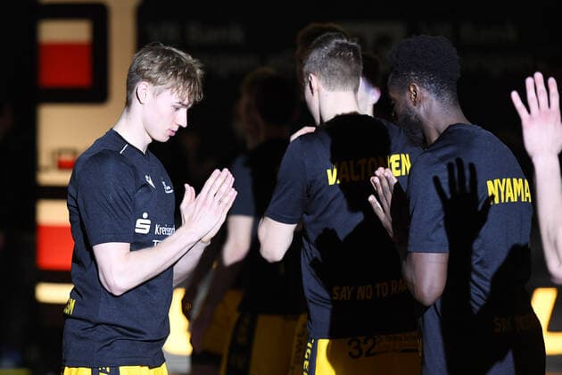 Basketball 2 Bundesliga 2020 2021 30 Matchday in Rottenburg in the Volksbank Arena 10 04 2021 Tigers Tuebingen Bayer Giants Leverkusen Timo Lanmueller left during the run-in with Roland Nyama right, both Tigers Tuebingen