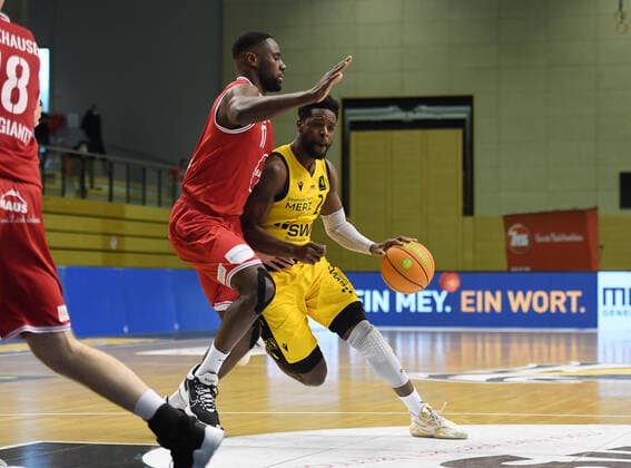 Basketball 2 Bundesliga 2020 2021 30 Matchday in Rottenburg at Volksbank Arena 10 04 2021 Tigers Tuebingen Bayer Giants Leverkusen Roland Nyama r, Tigers Tuebingen in duel with Eddy Edigin Jr li, Bayer Giants Leverkusen