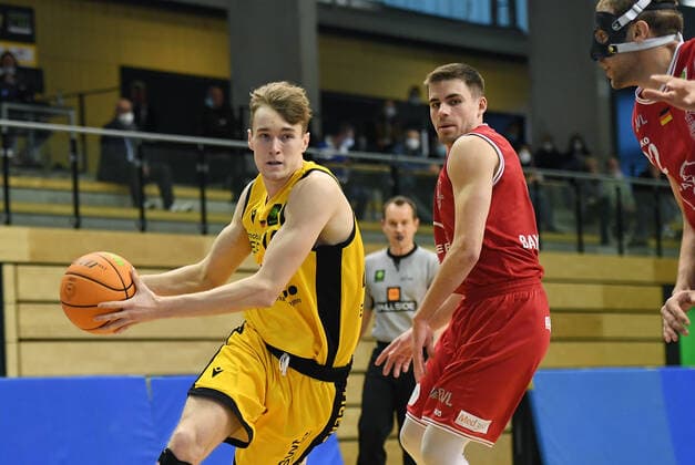 Basketball 2 Bundesliga 2020 2021 30 Matchday in Rottenburg at Volksbank Arena 10 04 2021 Tigers Tuebingen Bayer Giants Leverkusen Lucas Schiebelhut left, Tigers Tuebingen vs Wyatt Lohaus right, Bayer Giants Leverkusen