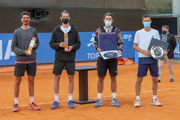 2021 Sardegna Open Tennis - 20210410 CAGLIARI, ITALY, APR 10: (L-R) Lorenzo Sonego, Andrea Vavassori, Simone Bolelli and Andres Molteni pose with their trophies after the men s tennis doubles final match at the ATP, Tennis Herren Tour 250 Sardegna Open in Cagliari, Italy on April 10, 2021. Cagliari Tennis Club Cagliari Italy 6484_237413 Copyright: xGiampieroxSposito PentaxPressx