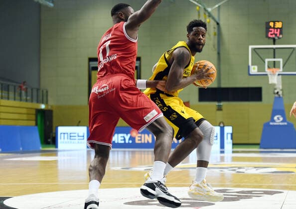 Basketball 2 Bundesliga 2020 2021 30 Matchday in Rottenburg at Volksbank Arena 10 04 2021 Tigers Tuebingen Bayer Giants Leverkusen Roland Nyama r, Tigers Tuebingen in duel with Eddy Edigin Jr li, Bayer Giants Leverkusen