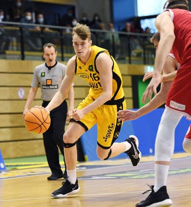 Basketball 2 Bundesliga 2020 2021 30 Matchday in Rottenburg at Volksbank Arena 10 04 2021 Tigers Tuebingen Bayer Giants Leverkusen Lucas Schiebelhut Tigers Tuebingen with ball