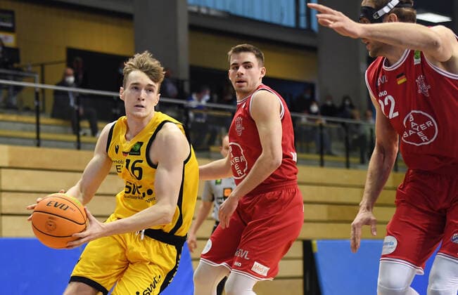 Basketball 2 Bundesliga 2020 2021 30 Matchday in Rottenburg at Volksbank Arena 10 04 2021 Tigers Tuebingen Bayer Giants Leverkusen Lucas Schiebelhut left, Tigers Tuebingen vs Wyatt Lohaus center, Bayer Giants Leverkusen and Dennis Heizmann right, Bayer Giants Leverkusen
