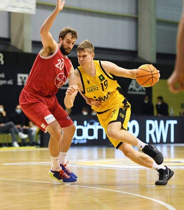 Basketball 2 Bundesliga 2020 2021 30 matchday in Rottenburg at Volksbank Arena 10 04 2021 Tigers Tuebingen Bayer Giants Leverkusen Elias Valtonen r, Tigers Tuebingen vs JJ Mann li, Bayer Giants Leverkusen