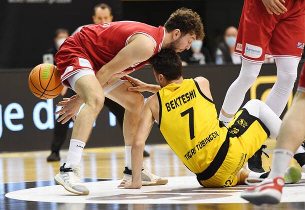 Basketball 2 Bundesliga 2020 2021 30 Matchday in Rottenburg at Volksbank Arena 10 04 2021 Tigers Tuebingen Bayer Giants Leverkusen Besnik Bekteshi r, Tigers vs Haris Hujic li, Bayer Giants Leverkusen.
