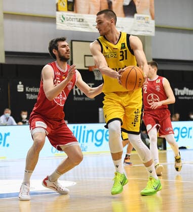 Basketball 2 Bundesliga 2020 2021 30 Matchday in Rottenburg at Volksbank Arena 10 04 2021 Tigers Tuebingen Bayer Giants Leverkusen Daniel Keppeler r, Tigers vs Michael Kuczmann l, Bayer Giants Leverkusen