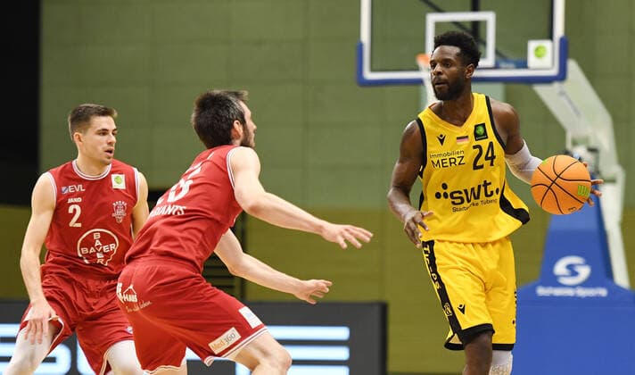 Basketball 2 Bundesliga 2020 2021 30 Matchday in Rottenburg at Volksbank Arena 10 04 2021 Tigers Tuebingen Bayer Giants Leverkusen Roland Nyama r, Tigers vs Michael Kuczmann center, Bayer Giants Leverkusen and Wyatt Lohaus li, Bayer Giants Leverkusen.
