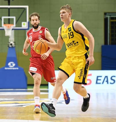 Basketball 2 Bundesliga 2020 2021 30 matchday in Rottenburg at Volksbank Arena 10 04 2021 Tigers Tuebingen Bayer Giants Leverkusen Elias Valtonen r, Tigers Tuebingen vs JJ Mann li, Bayer Giants Leverkusen