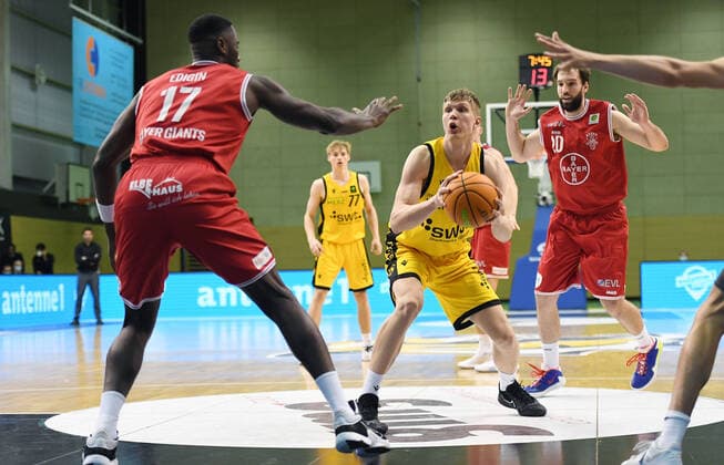 Basketball 2 Bundesliga 2020 2021 30 Matchday in Rottenburg at Volksbank Arena 10 04 2021 Tigers Tuebingen Bayer Giants Leverkusen Elias Valtonen center, Tigers Tuebingen vs JJ Mann r, Bayer Giants Leverkusen and Eddy Edgin Jr li, Bayer Giants Leverkusen.