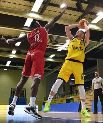 Basketball 2 Bundesliga 2020 2021 30 Matchday in Rottenburg at Volksbank Arena 10 04 2021 Tigers Tuebingen Bayer Giants Leverkusen Daniel Keppeler r, Tigers Tuebingen vs Eddy Edgin Jr li, Bayer Giants Leverkusen.