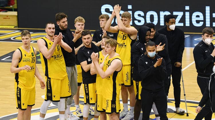 Basketball 2 Bundesliga 2020 2021 30 Matchday in Rottenburg in the Volksbank Arena 10 04 2021 Tigers Tuebingen Bayer Giants Leverkusen Tigers Tuebingen Team with thanks to the spectators at the stream and the few in the hall